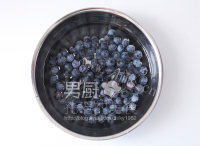 酸甜凉爽的蓝莓养乐多棒冰做法图解1)