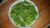 家常菜素炒芹菜