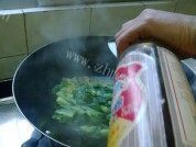 家常菜五花肉炒上海青做法图解8)