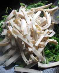 喷香的香芹炒豆腐皮做法图解6)