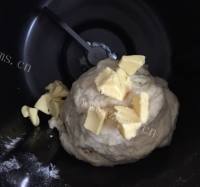自制牛奶豆沙包做法图解2)