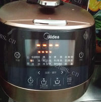 下饭必备的烤笋鸭肉火腿煲做法图解7)