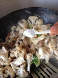 诱人的菜花炒肉做法图解5)