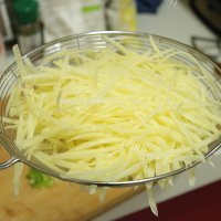 家常菜胡萝卜炒土豆丝做法图解3)