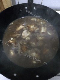 色泽鲜亮的铁锅炖鱼做法图解8)