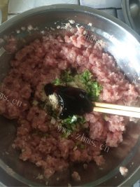 喷香的猪肉韭菜饺子做法图解3)