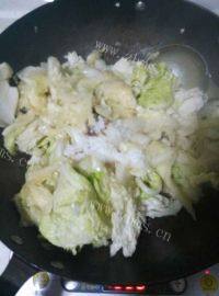 家常菜土豆炖白菜做法图解2)