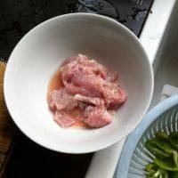 家常菜青椒炒肉片做法图解1)