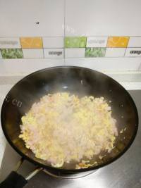美味的虾仁鸡蛋酸菜饼做法图解4)