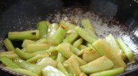 美味的鱼香茄子煲做法图解3)