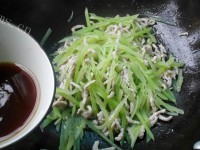 家常菜莴笋炒肉丝做法图解7)