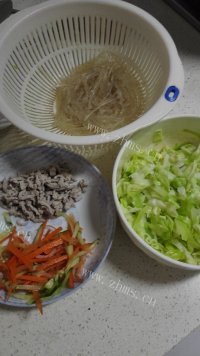 家常菜包菜炒粉丝做法图解1)