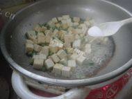 河虾炒豆腐做法图解8)