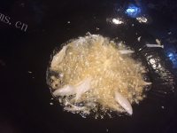 美味的酸菜汆白肉做法图解6)