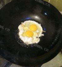 营养的青椒炒鸡蛋做法图解2)