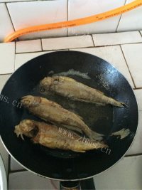 美味的干煎黄花鱼做法图解4)
