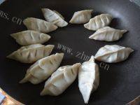 美味的柳叶煎饺做法图解13)