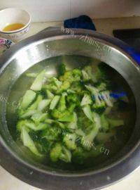 家常菜西兰花炒肉做法图解5)