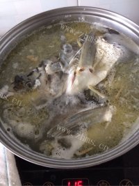 美味的鱼头汤做法图解4)