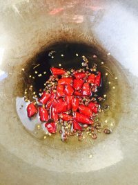 色泽鲜亮的酸菜鱼做法图解7)