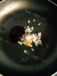 美味的猪肉煲仔饭做法图解11)