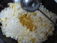 美味的咖喱蛋炒饭做法图解6)
