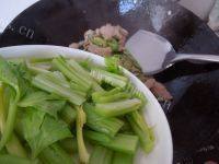 香香的西芹炒肉做法图解4)