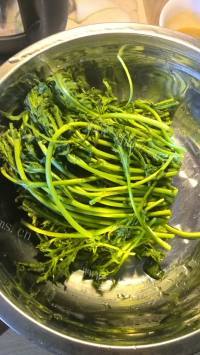 五味俱全的蒜蓉茼蒿做法图解5)