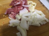 家常菜角瓜炒肉做法图解2)