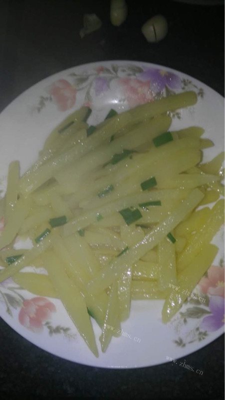 色泽鲜亮的土豆丝