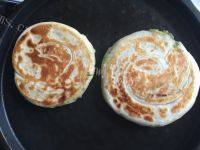 自制烫面葱油饼做法图解12)