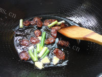 色味俱佳的干煸菜花做法图解3)