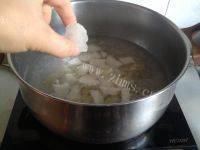 食欲满满的雪梨百合银耳羹做法图解7)