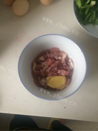美味的小白菜肉丝汤做法图解2)