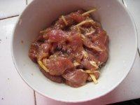 家常菜肉片炒萝卜做法图解2)