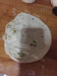 美味的葱香油饼做法图解4)