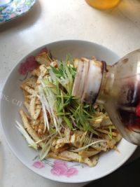 鲜香的凉拌豆腐丝做法图解8)