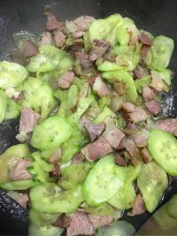 家常黄瓜炒腊肉做法图解8)