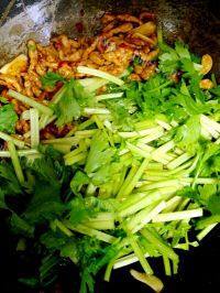 家常菜芹菜肉丝做法图解6)