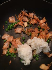 美丽的泡菜五花肉炒饭做法图解8)