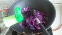 好吃的紫甘蓝炒紫马玲薯做法图解5)