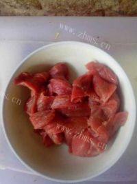 十分诱人的蒜苔炒牛肉做法图解2)