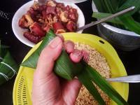 自制酱肉莲子粽做法图解17)