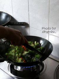 家常菜西兰花炒肉丝做法图解7)