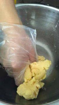 美味的红豆蛋黄酥做法图解6)