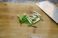 美味的菌菇鸡煲做法图解4)