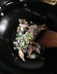 家常菜西兰花炒肉做法图解6)