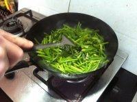 易做的蒜苔炒肉做法图解5)
