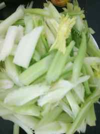 家常菜西芹炒肉丝做法图解1)