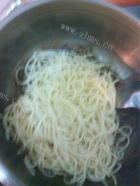 美味的黑椒牛柳炒意面做法图解12)